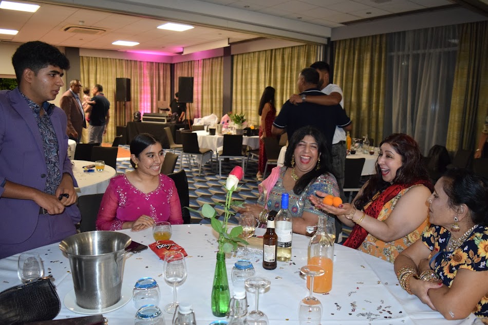 Magician in Milton Keynes performing close-up magic at a wedding.